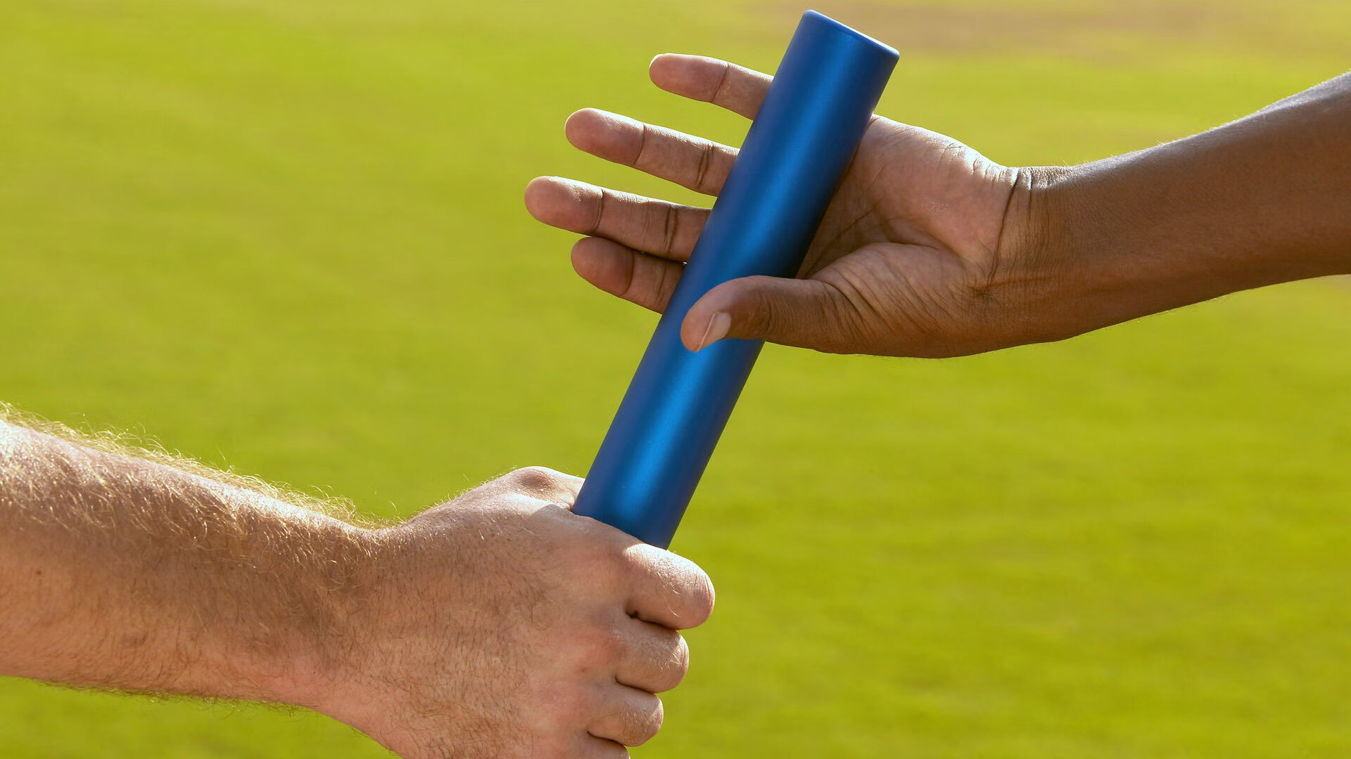 激烈对抗！两支劲旅将在球场上展开争夺，激烈对抗!两支劲旅将在球场上展开争夺